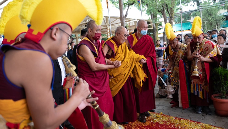 Su Santidad el Dalái Lama caminando por el Patio Tibetano Principal para asistir a unas oraciones de larga vida ofrecidas en su honor por la Fundación para la preservación de la tradición Mahayana (FPMT) en Dharamsala, HP, India, el 24 de mayo de 2023. Foto de Tenzin Choejor