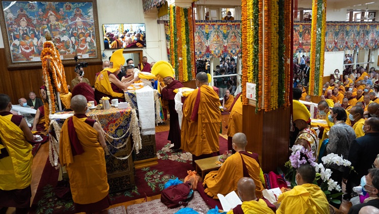  Miembros de la Preservación de la Tradición Mahayana (FPMT) presentando ofrendas a Su Santidad el Dalái Lama durante la ceremonia de ofrenda de larga vida en el templo tibetano principal de Dharamsala, HP, India, el 24 de mayo de 2023. Foto de Tenzin Choejor
