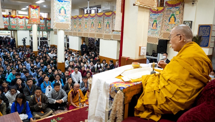 Su Santidad el Dalái Lama dirigiéndose a la congregación en el segundo día de sus enseñanzas para la juventud tibetana en el templo tibetano principal de Dharamsala, HP, India, el 31 de mayo de 2023. Foto de Tenzin Choejor