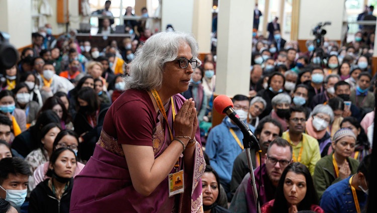 Una persona del público hace una pregunta a Su Santidad el Dalái Lama durante la reunión con los participantes en los Cursos Nalanda de la Casa del Tíbet en el templo tibetano principal de Dharamsala, HP, India, el 2 de junio de 2023. Foto de Ven Tenzin Jamphel