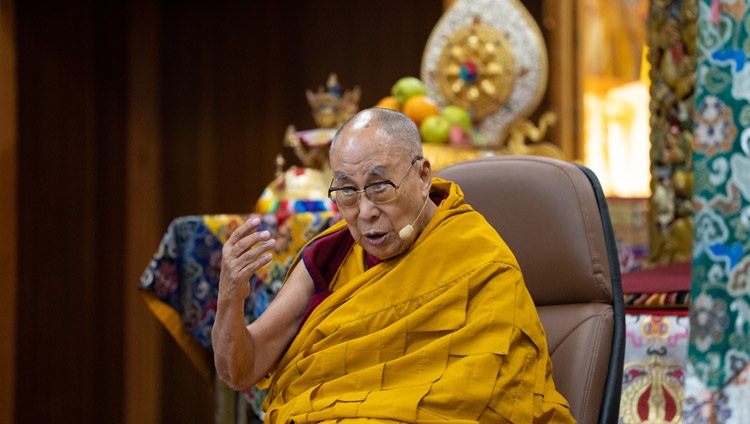 Su Santidad el Dalái Lama dirigiéndose al público durante la reunión con los participantes en los Cursos de Nalanda de la Casa del Tíbet en el templo tibetano principal de Dharamsala, HP, India, el 2 de junio de 2023. Foto de Tenzin Choejor