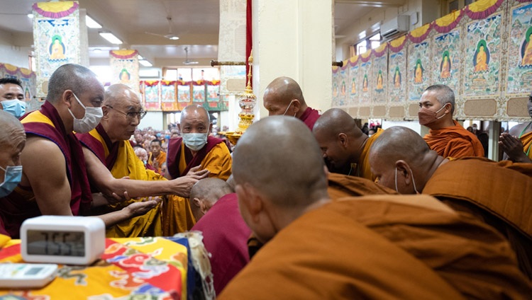 Su Santidad el Dalái Lama saluda a un grupo de monjes Theravada a su llegada al interior del templo tibetano principal para su enseñanza conmemorativa del nacimiento y la iluminación de Buda en Dharamsala, HP, India, el 4 de junio de 2023. Foto de Tenzin Choejor