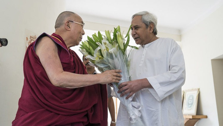 Su Santidad el Dalái Lama con el Ministro Principal de Odisha, Naveen Patnaik, en la residencia del Ministro Principal en Bhubaneswar, Odisha, India, el 20 de noviembre de 2017, Foto de Tenzin Choejor.