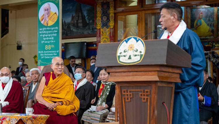 Sikyong Penpa Tsering hablando en las celebraciones del octogésimo octavo cumpleaños de Su Santidad el Dalái Lama en el patio del templo tibetano principal en Dharamsala, HP, India, el 6 de julio de 2023. Foto de Tenzin Choejor