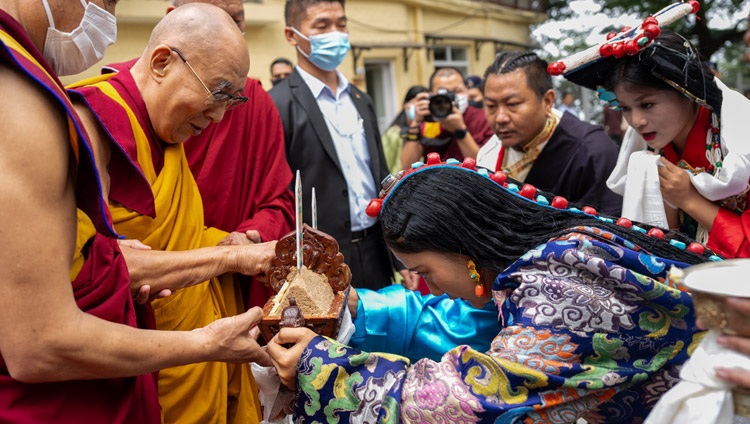 Su Santidad el Dalái Lama recibiendo el tradicional «Chema Changphu» a su llegada al patio del templo tibetano principal para asistir a las celebraciones con motivo de su octogésimo octavo cumpleaños en Dharamsala, HP, India, el 6 de julio de 2023. Foto de Tenzin Choejor