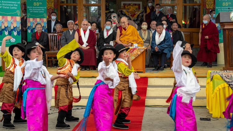 Niños de la escuela TCV Day School de McLeod Ganj actuando durante las celebraciones del octogésimo octavo cumpleaños de Su Santidad el Dalái Lama en el patio del templo tibetano principal de Dharamsala, HP, India, el 6 de julio de 2023. Foto de Tenzin Choejor