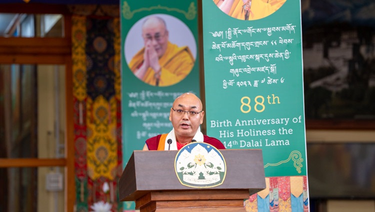 Khenpo Sonam Tenphel, Presidente del Parlamento tibetano en el exilio, dirigiéndose a la multitud en las celebraciones del octogésimo octavo cumpleaños de Su Santidad el Dalái Lama en el patio del templo tibetano principal en Dharamsala, HP, India, el 6 de julio de 2023. Foto de Tenzin Choejor