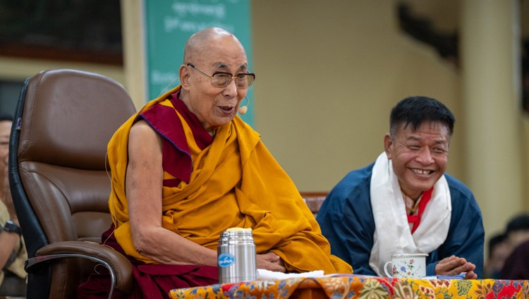 Sikyong Pempa Tsering observa mientras Su Santidad el Dalái Lama se dirige a los asistentes durante las celebraciones de su octogésimo octavo cumpleaños en el patio del templo tibetano principal en Dharamsala, HP, India, el 6 de julio de 2023. Foto de Tenzin Choejor