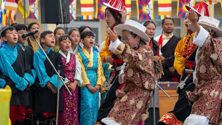 Niños de la escuela modelo Mewoen Tsuglag Petoen actuando durante las celebraciones del octogésimo octavo cumpleaños de Su Santidad el Dalái Lama en el patio del templo tibetano principal en Dharamsala, HP, India, el 6 de julio de 2023. Foto de Tenzin Choejor