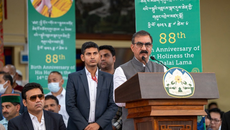 El Ministro Principal de Himachal Pradesh, Sukhvinder Singh Sukhu, hablando en las celebraciones del octogésimo octavo cumpleaños de Su Santidad el Dalái Lama en el patio del templo tibetano principal en Dharamsala, HP, India, el 6 de julio de 2023. Foto de Tenzin Choejor