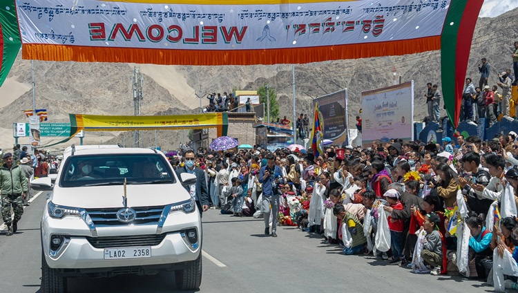 Miembros de la comunidad local se alinean a los lados de la carretera para dar la bienvenida a Su Santidad el Dalái Lama a su llegada a Leh, Ladakh, India, el 11 de julio de 2023. Foto de Tenzin Choejor