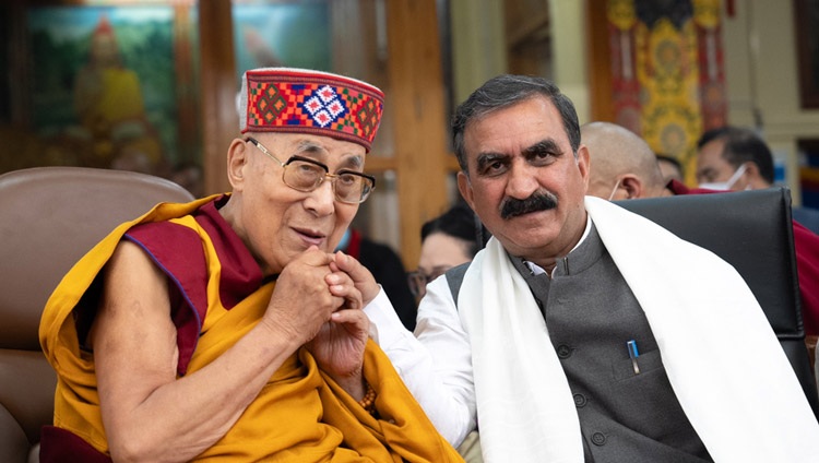 Su Santidad el Dalái Lama y el Ministro Principal de Himachal Pradesh, Sukhvinder Singh Sukhu, juntos en las celebraciones del 88 cumpleaños de Su Santidad en el patio del templo tibetano principal en Dharamsala, HP, India, el 6 de julio de 2023. Foto de Tenzin Choejor