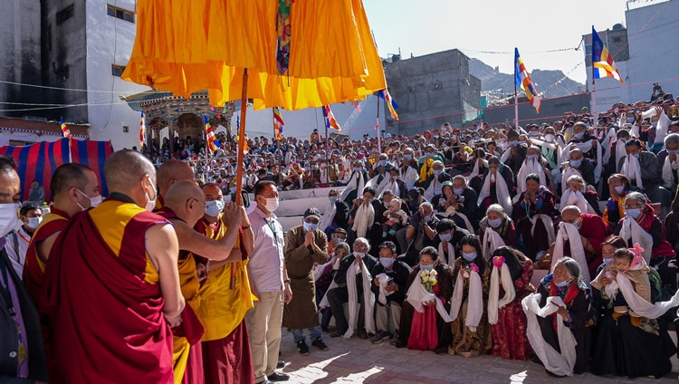 Su Santidad el Dalái Lama saluda a la multitud a su llegada al Jokhang en Leh, Ladakh, India, el 14 de julio de 2023. Foto de Tenzin Choejor