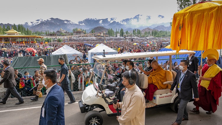 Su Santidad el Dalái Lama conduciendo hacia el pabellón de enseñanza en el primer día de enseñanzas en el Área de Enseñanza de Shewatsel en Leh, Ladakh UT, India el 21 de julio de 2023. Foto de Tenzin Choejor