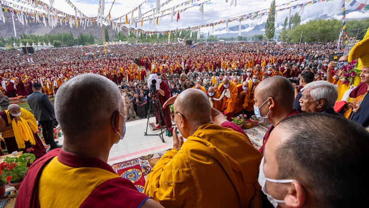Su Santidad el Dalái Lama saluda a la multitud, estimada en 45.000 personas, durante el primer día de enseñanzas en el Área de Enseñanza de Shewatsel, en Leh, UT de Ladakh, India, el 21 de julio de 2023. Foto de Tenzin Choejor