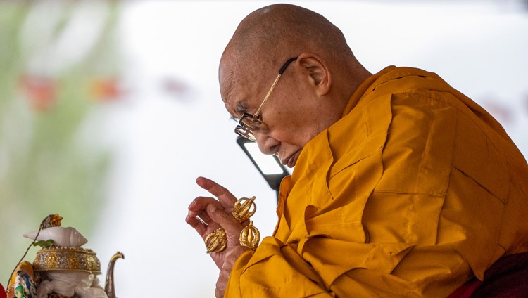 Su Santidad el Dalái Lama realizando rituales preparatorios para la iniciación de Avalokiteshvara en el terreno de enseñanzas de Shewatsel en Leh, Ladakh, India, el 23 de julio de 2023. Foto de Tenzin Choejor