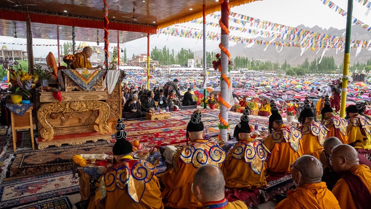 Su Santidad el Dalái Lama confiriendo la iniciación de Avalokiteshvara a una multitud de unas 65.000 personas en el terreno de enseñanzas de Shewatsel en Leh, Ladakh, India, el 23 de julio de 2023. Foto de Tenzin Choejor