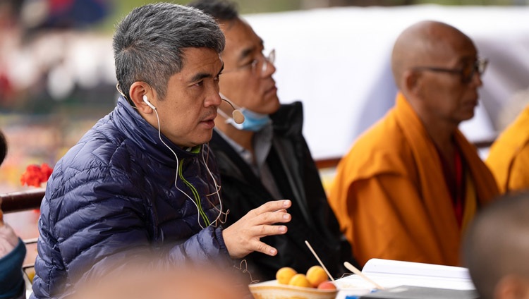 El intérprete de lengua china, una de las 15 lenguas disponibles como transmisiones por Internet en directo, traduciendo las palabras de Su Santidad el Dalái Lama en el segundo día de enseñanzas en el terreno de enseñanzas de Shewatsel en Leh, Ladakh, India, el 23 de julio de 2023. Foto de Tenzin Choejor
