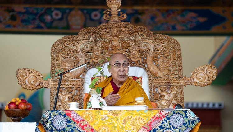 Su Santidad el Dalái Lama confiriendo la iniciación de Avalokiteshvara en el segundo día de enseñanzas en el terreno de enseñanzas de Shewatsel en Leh, Ladakh, India, el 23 de julio de 2023. Foto de Tenzin Choejor