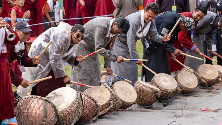 Un grupo de tamborileros de Ladakh tocando mientras Su Santidad el Dalái Lama parte hacia su residencia al concluir el segundo día de enseñanzas en el terreno de enseñanzas de Shewatsel en Leh, Ladakh, India, el 23 de julio de 2023. Foto de Tenzin Choejor