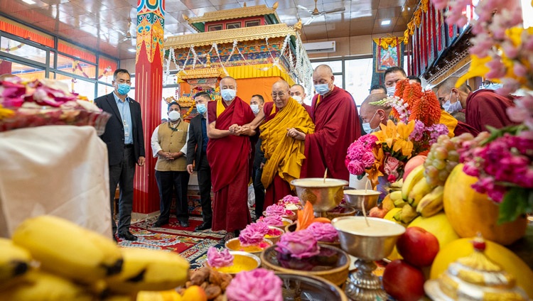 Sa Sainteté le Dalaï Lama arrivant au pavillon du terrain d’enseignement de Shewatsel pour assister aux prières offertes pour sa longue vie à Leh, au Ladakh, en Inde, le 24 juillet 2023. Photo par Tenzin Choejor