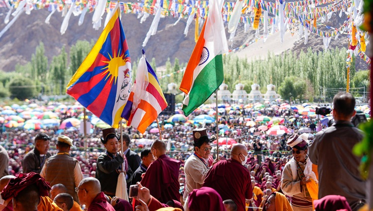 La fin de la procession d’offrandes, y compris des drapeaux tibétains, indiens et bouddhistes, lors des prières pour la longue vie de Sa Sainteté le Dalaï Lama au Shewatsel Teaching Ground à Leh, Ladakh, Inde, le 24 juillet 2023. Photo par Ven Zamling Norbu