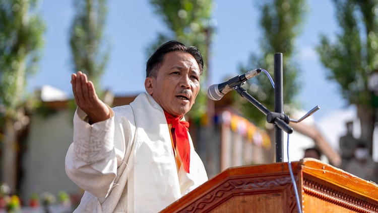 El Representante Principal de la Administración Central Tibetana (ACTA) Dhondup Tashi dando la bienvenida a Su Santidad el Dalái Lama y dándole las gracias por tomarse el tiempo de hablar con esta reunión de tibetanos en Ladakh en la Escuela de la Aldea Infantil Tibetana (TCV) Choglamsar en Leh, Ladakh, India el 26 de julio de 2023. Foto de Tenzin Choejor