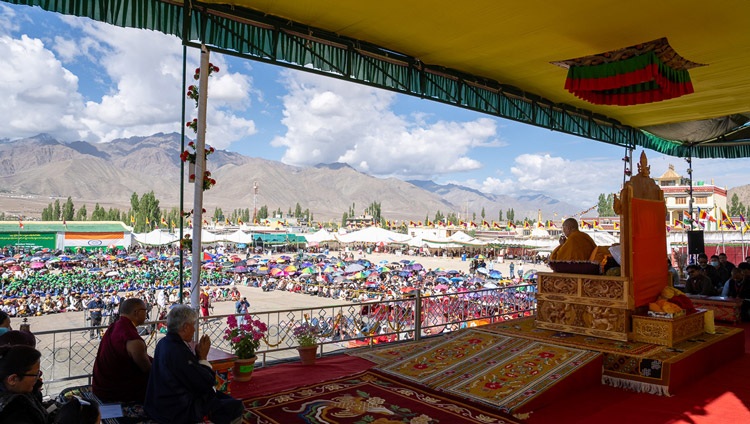 Su Santidad el Dalái Lama dirigiéndose a la multitud de más de 5000 miembros de la comunidad tibetana de Ladakh durante su visita a la Escuela de la Aldea Infantil Tibetana (TCV) Choglamsar en Leh, Ladakh, India el 26 de julio de 2023. Foto de Tenzin Choejor