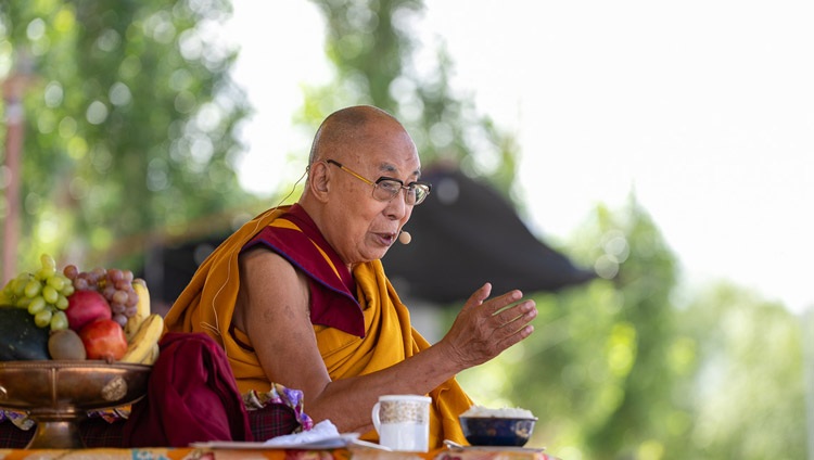 Su Santidad el Dalái Lama hablando a los miembros de la comunidad tibetana de Ladakh durante su visita a la Escuela de la Aldea Infantil Tibetana (TCV) Choglamsar en Leh, Ladakh, India el 26 de julio de 2023. Foto de Tenzin Choejor