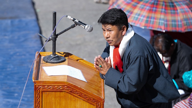 Sonam Tsering, presidente del comité organizador del programa de agradecimiento a Su Santidad el Dalái Lama por su visita a la Escuela de la Aldea Infantil Tibetana (TCV) Choglamsar para dirigirse a los miembros de la comunidad tibetana de Ladakh en Leh, Ladakh, India, el 26 de julio de 2023. Foto de Tenzin Choejor