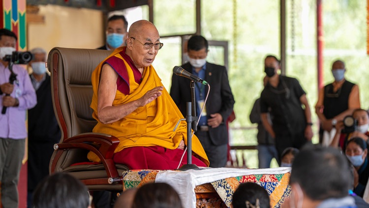 Su Santidad el Dalái Lama dirigiéndose a los delegados de la Reunión Anual del Cuerpo General de U-tsang en el terreno de enseñanzas de Sehewatsel en Leh, Ladakh, India, el 31 de julio de 2023. Foto de Tenzin Choejor