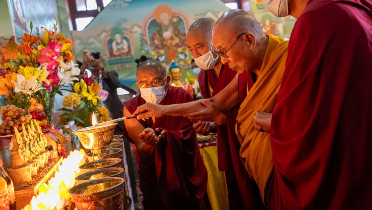 Su Santidad el Dalái Lama encendiendo una lamparilla de mantequilla en el templo bajo la estatua del Gran Buda en Stok, Leh, Ladakh, India, el 31 de julio de 2023. Foto de Tenzin Choejor