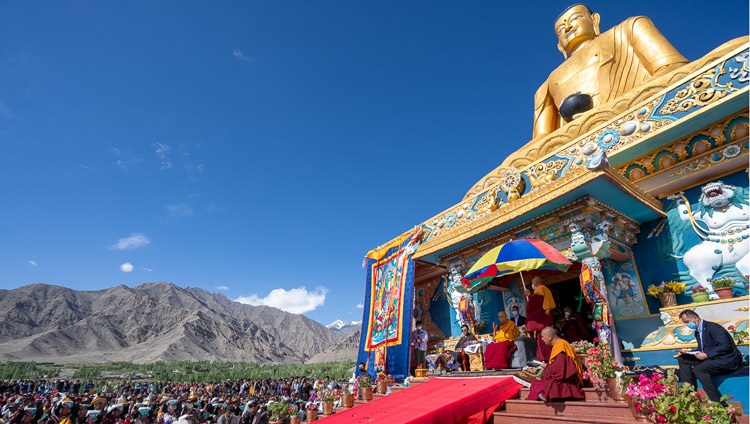 Su Santidad el Dalái Lama dirigiéndose a la multitud congregada ante la estatua del Gran Buda en Stok, Leh, Ladakh, India, el 31 de julio de 2023. Foto de Tenzin Choejor