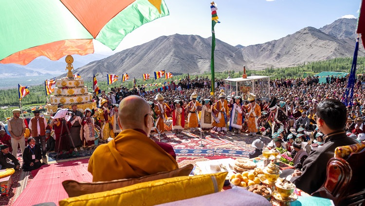 Un grupo de mujeres locales con trajes tradicionales actuando durante la visita de Su Santidad el Dalái Lama a la estatua del Gran Buda en Stok, Leh, Ladakh, India, el 31 de julio de 2023. Foto de Tenzin Choejor