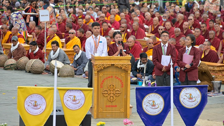 La directora Tsering Angmo hablando en la celebración inaugural del cincuenta aniversario de la escuela secundaria superior modelo Lamdon y su acogida del Gran Debate de Verano en Leh, Ladakh, India, el 7 de agosto de 2023. Foto de Ven Zamling Norbu