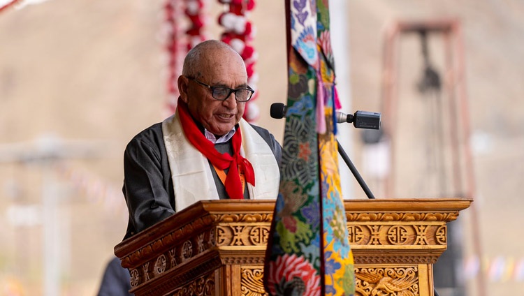 El presidente de la Sociedad de Bienestar Social de Lamdon, Phuntsok Angchuk, pronuncia su discurso de bienvenida en la celebración del Cincuentenario de la Escuela Secundaria Superior Modelo de Lamdon en Leh, Ladakh, India, el 7 de agosto de 2023. Foto de Tenzin Choejor