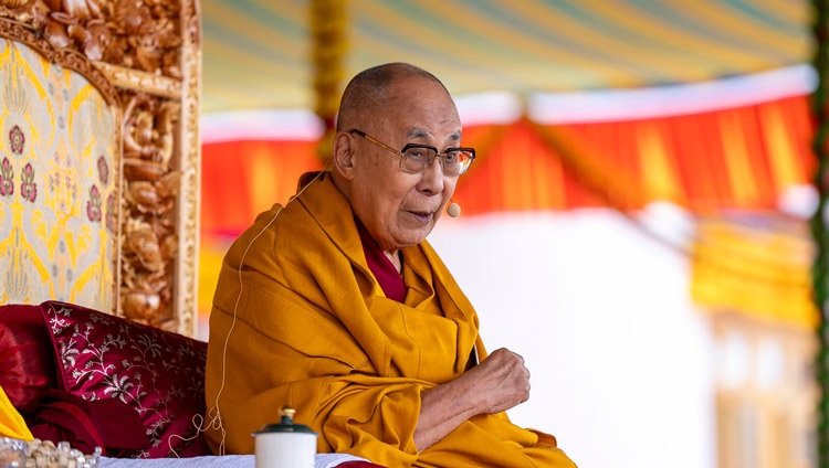 Su Santidad el Dalái Lama dirigiéndose a la multitud en la Celebración del Cincuentenario de la Escuela Secundaria Modelo Lamdon en Leh, Ladakh, India, el 7 de agosto de 2023. Foto de Tenzin Choejor