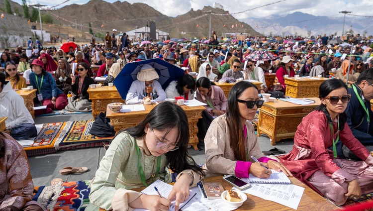 Alumnos tomando apuntes durante las enseñanzas de Su Santidad el Dalái Lama en la celebración del Cincuentenario de la Escuela Secundaria Modelo Lamdon en Leh, Ladakh, India, el 7 de agosto de 2023. Foto de Tenzin Choejor
