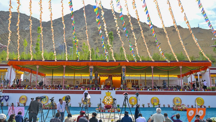 Vista del escenario durante la charla de Su Santidad el Dalái Lama en la Celebración del Cincuentenario de la Escuela Secundaria Modelo Lamdon en Leh, Ladakh, India, el 7 de agosto de 2023. Foto de Ven Zamling Norbu
