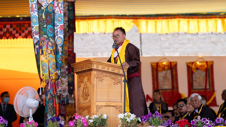 El director, Stanzin Dawa, pronunció unas palabras de agradecimiento al término de la celebración del Cincuentenario de la Escuela Secundaria Modelo Lamdon en Leh, Ladakh, India, el 7 de agosto de 2023. Foto de Tenzin Choejor