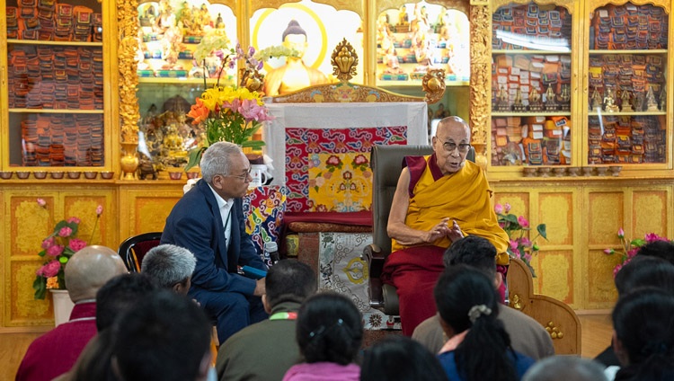 Su Santidad el Dalái Lama reunido con los miembros principales del equipo de aprendizaje SEE en Ladakh en su residencia de Shewatsel, Leh, Ladakh, India, el 10 de agosto de 2023. Foto de Tenzin Choejor