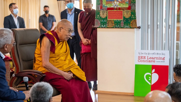 Su Santidad el Dalái Lama dirigiéndose a los miembros principales del equipo de aprendizaje SEE en Ladakh en su residencia de Shewatsel, Leh, Ladakh, India, el 10 de agosto de 2023. Foto de Tenzin Choejor