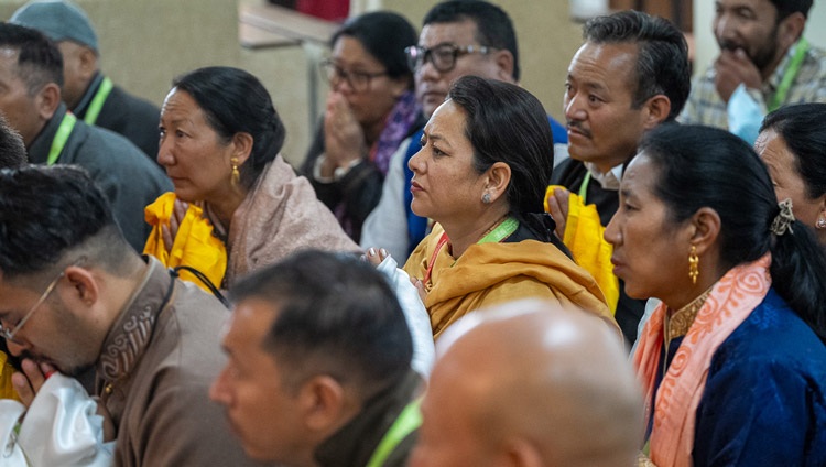 Miembros del público escuchando a Su Santidad el Dalái Lama durante su reunión con los miembros principales del equipo de aprendizaje SEE en Ladakh, en su residencia de Shewatsel, Leh, Ladakh, India, el 10 de agosto de 2023. Foto de Tenzin Choejor