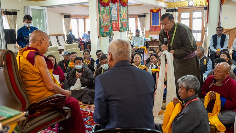 Una persona del público hace una pregunta a Su Santidad el Dalái Lama durante su reunión con los miembros principales del equipo de aprendizaje SEE en Ladakh, en su residencia de Shewatsel, Leh, Ladakh, India, el 10 de agosto de 2023. Foto de Tenzin Choejor
