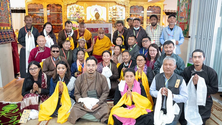 Su Santidad el Dalái Lama posando para una foto de grupo con los miembros principales del equipo de aprendizaje SEE en Ladakh tras su reunión en su residencia de Shewatsel, Leh, Ladakh, India, el 10 de agosto de 2023. Foto de Tenzin Choejor