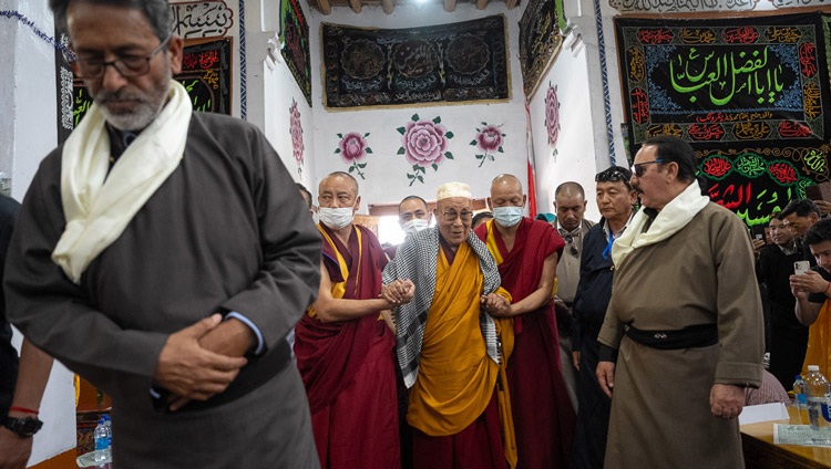 Su Santidad el Dalái Lama llegando a Imam Bargah, Chuchot Yokma, en Leh, Ladakh, India, el 12 de agosto de 2023. Foto de Tenzin Choejor