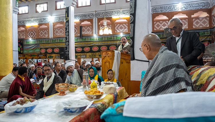 El representante sunní, Dr. Abdul Quayoum, presidente del Anjuman Moin-ul-Islam (AMI), dirigiéndose a los reunidos en Imam Bargah, Chuchot Yokma, en Leh, Ladakh, India, el 12 de agosto de 2023. Foto de Tenzin Choejor