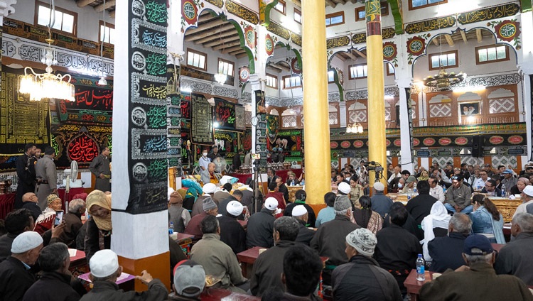 Vista del interior de Imam Bargah, Chuchot Yokma, en Leh, Ladakh, India, durante el programa con Su Santidad el Dalái Lama el 12 de agosto de 2023. Foto de Tenzin Choejor