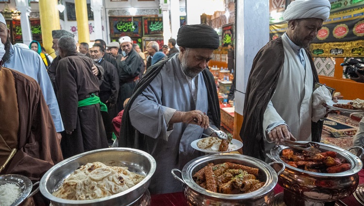 Miembros del público sirviéndose el almuerzo durante el programa con Su Santidad el Dalái Lama en Imam Bargah, Chuchot Yokma, en Leh, Ladakh, India, el 12 de agosto de 2023. Foto de Tenzin Choejor