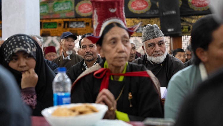 Miembros del público escuchando a Su Santidad el Dalái Lama durante el programa en Imam Bargah, Chuchot Yokma, en Leh, Ladakh, India, el 12 de agosto de 2023. Foto de Tenzin Choejor